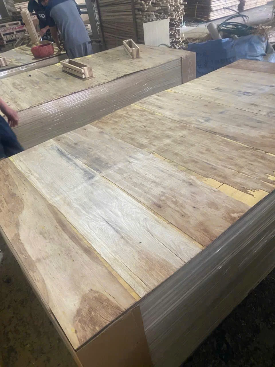 Mika Plywood plywood pallet weight — forklift handling export-ready pallets before container loading