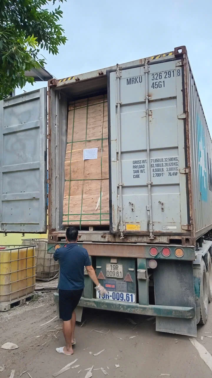 Plywood pallet strapping audit-ready factory packing