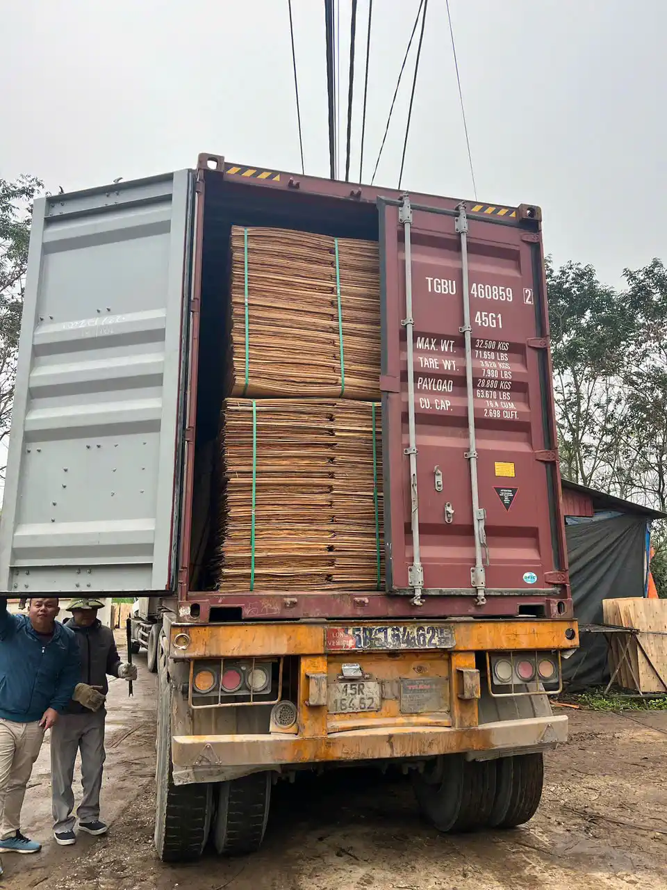 Loading acacia core veneer into 40HC container Vietnam Mika Plywood export