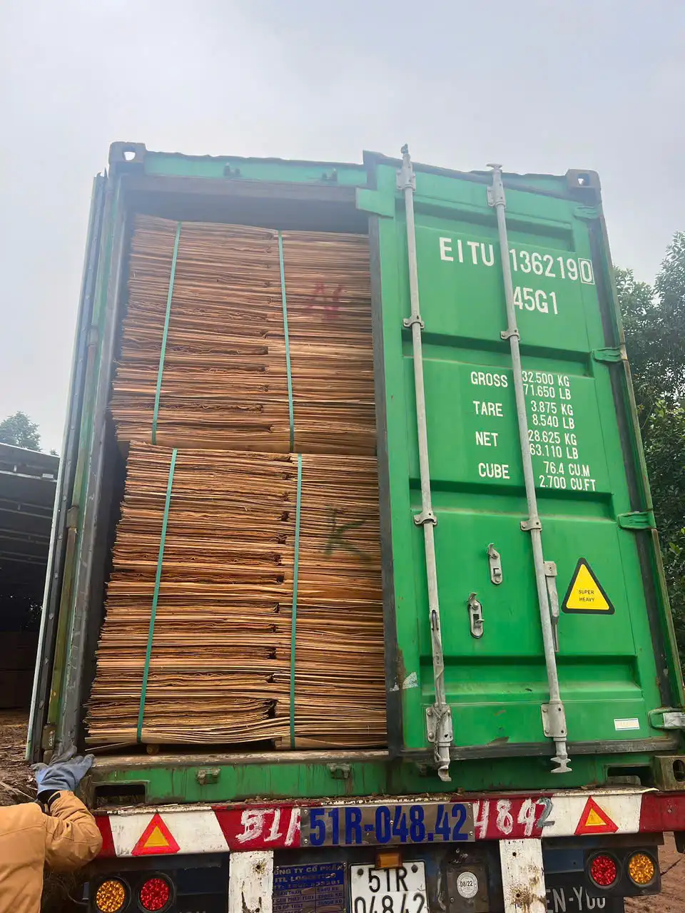 Acacia core veneer loading into export container Vietnam Mika Plywood factory 40HC packing