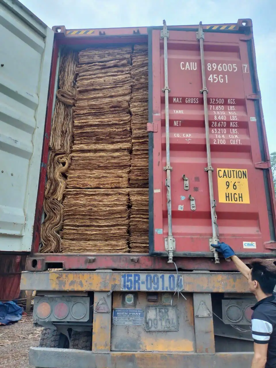 Vietnam plywood container loading 40HC factory direct export Mika Plywood