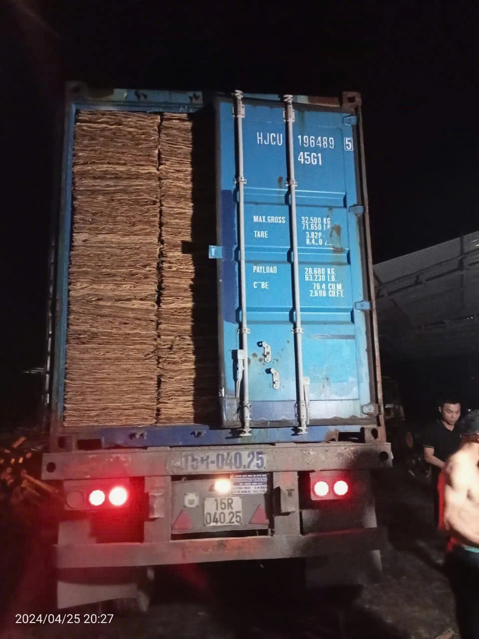 Eucalyptus core plywood packing specification 1220x2440mm 15 pallets per 40HC container by Mika Plywood