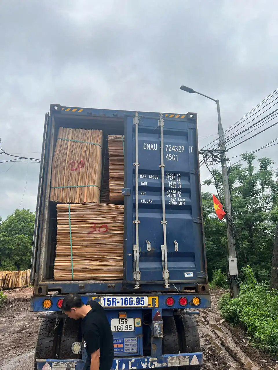 Eucalyptus core plywood packing specification 1250x2500mm 15 pallets per 40HC container by Mika Plywood