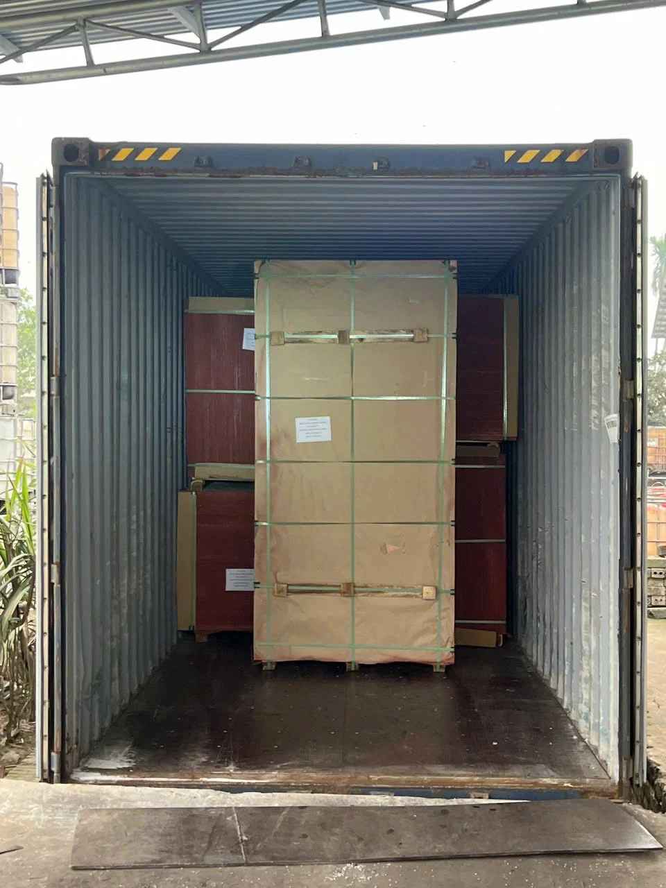 loading commercial plywood export ready 40hc container vietnam hcply