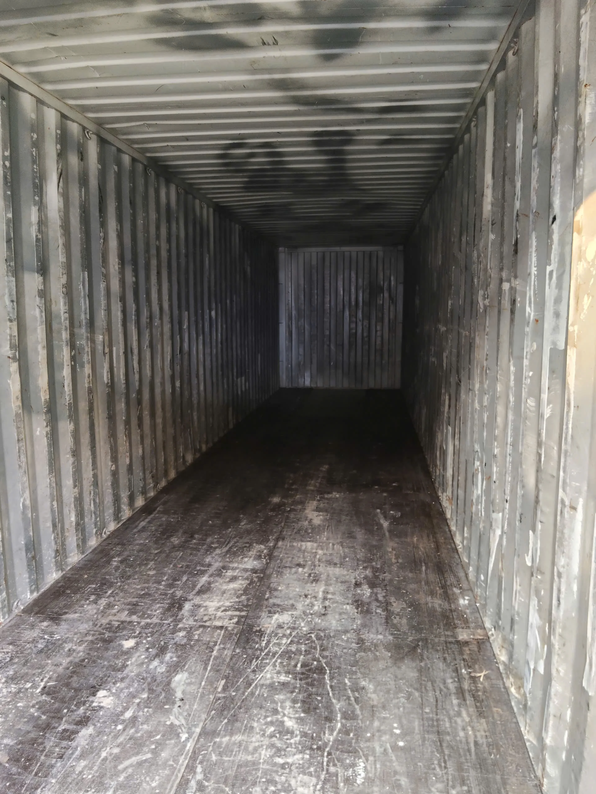 Plywood pallet loading into 40HC container using forklift – factory-executed container packing calculation