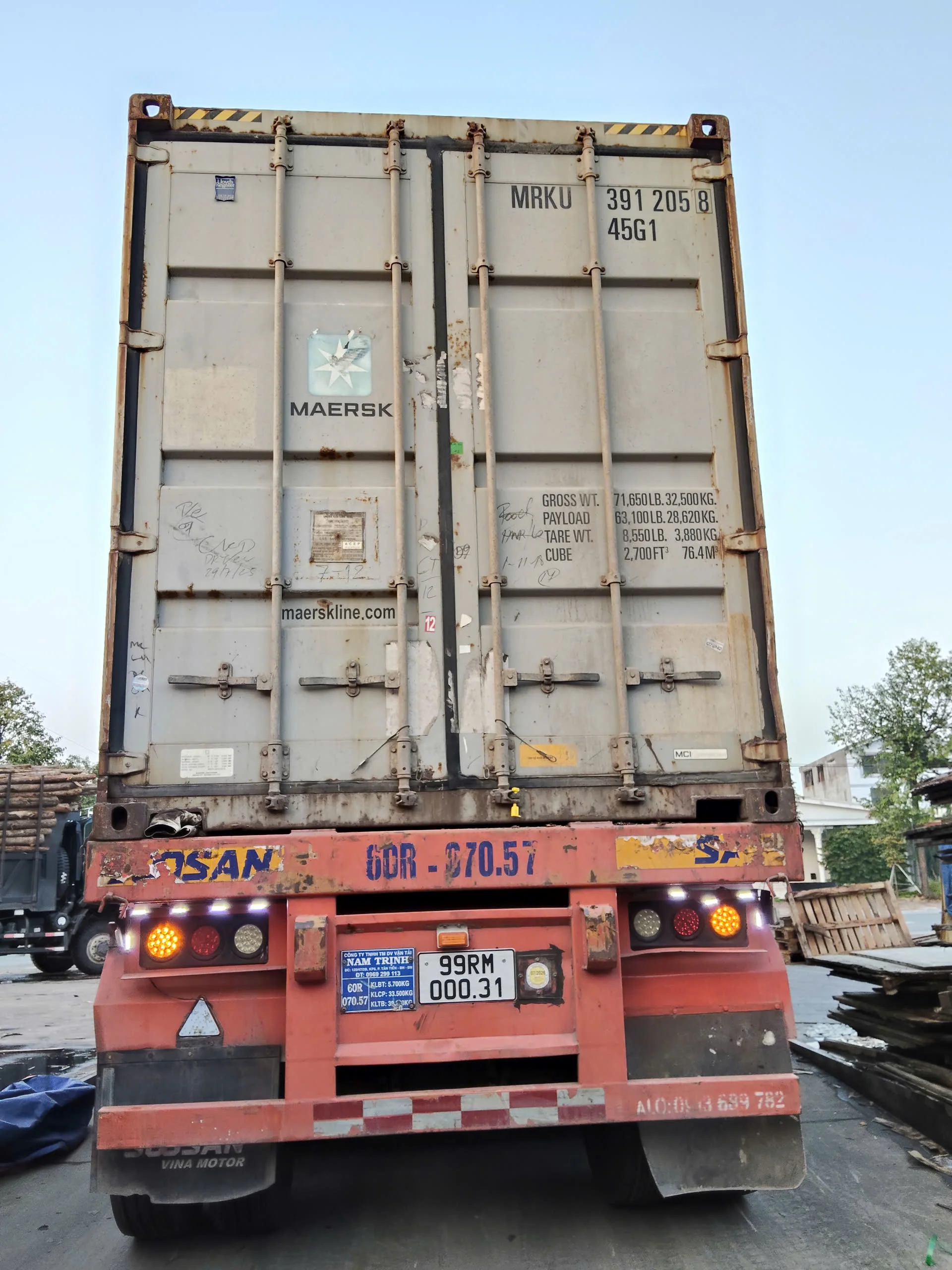 Loading commercial plywood 40HC container Vietnam Hai Phong port Mika Plywood export