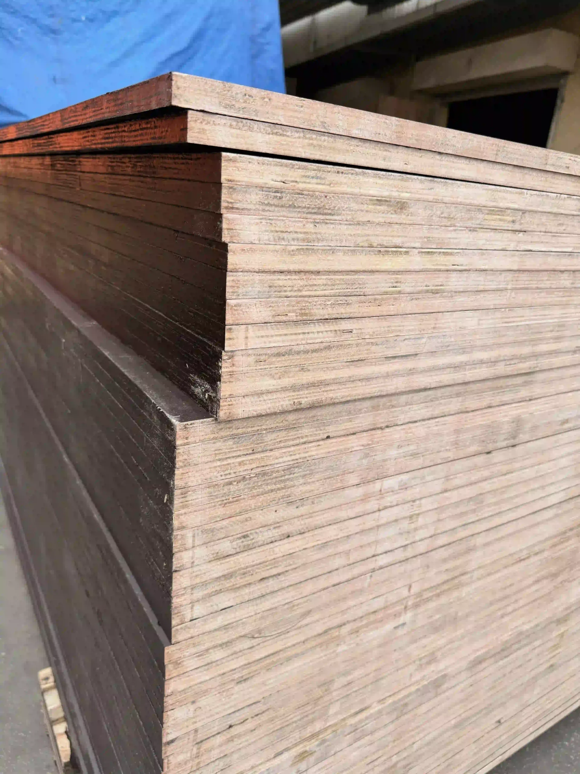Formwork plywood edge integrity check — film-face adhesion inspection Mika Plywood