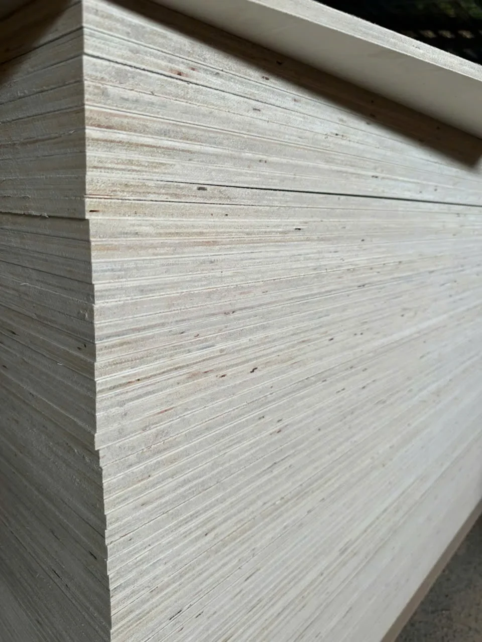 Furniture grade plywood edge bonding inspection — layer alignment QC Vietnam Mika Plywood