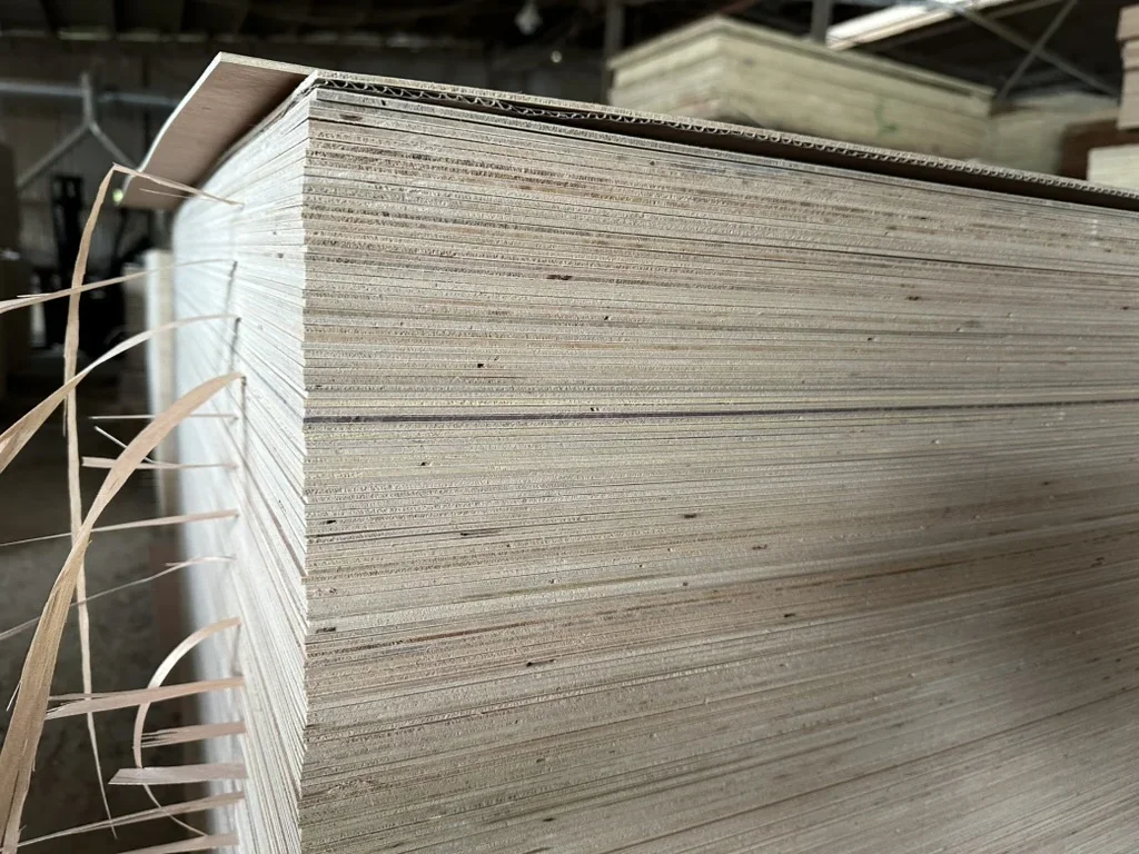 QC edge inspection premium eucalyptus core plywood at Vietnam factory quality control